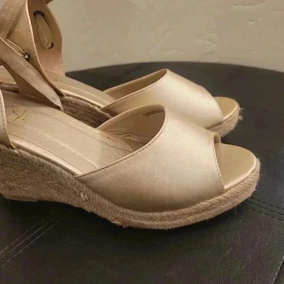 REFRESH Women's Sandra Gold Faux Leather Lace Up Espadrille 3" Wedge Sandals EUC - Picture 5 of 11